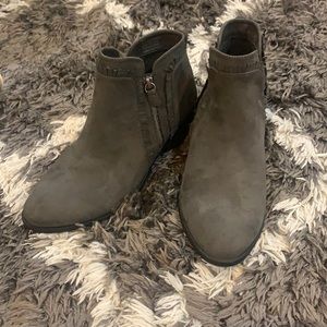 Selling ankle high boots, charcoal grey, size 8.